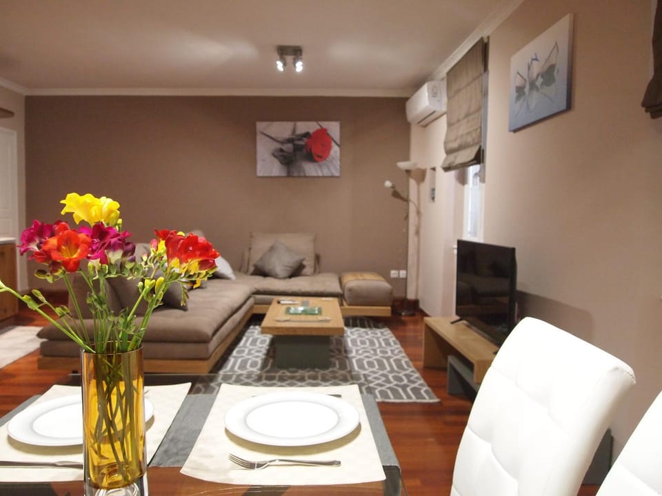 Living room, Seating area, Dining area