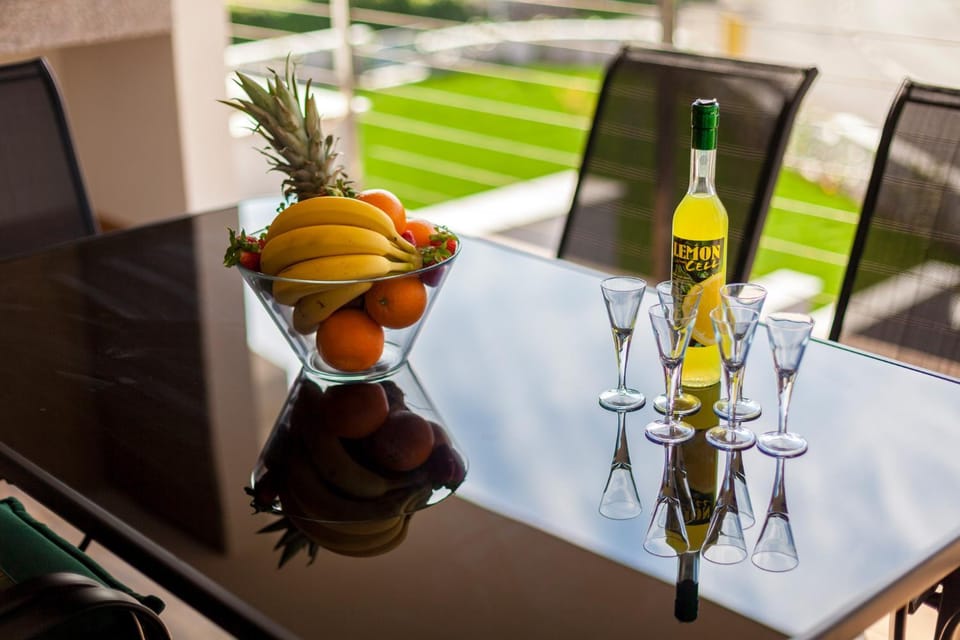 Balcony/Terrace, Drinks, Alcoholic drinks