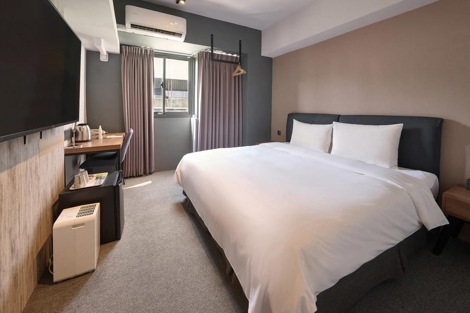 Bed, TV and multimedia, Bedroom, air conditioner