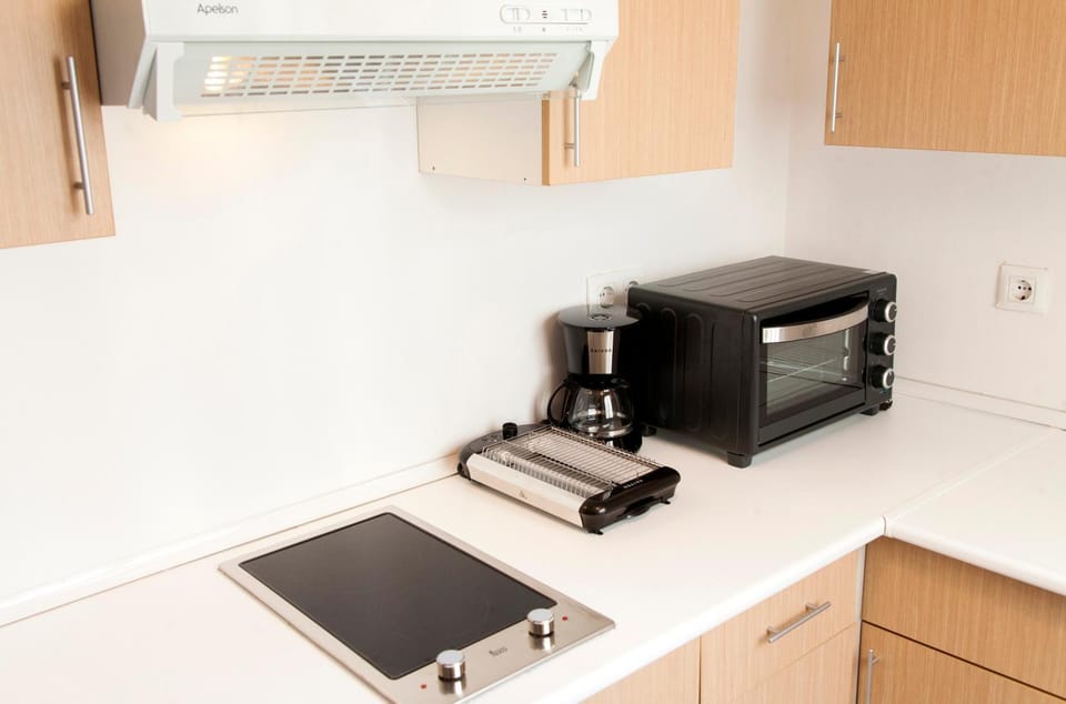 minibar, stove, toaster