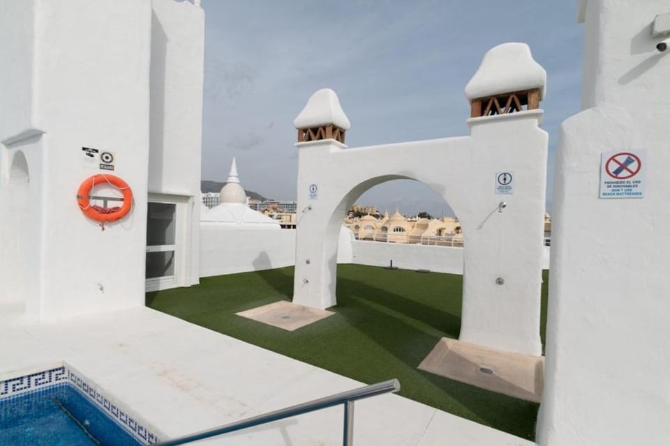Day, Swimming pool, sunbed