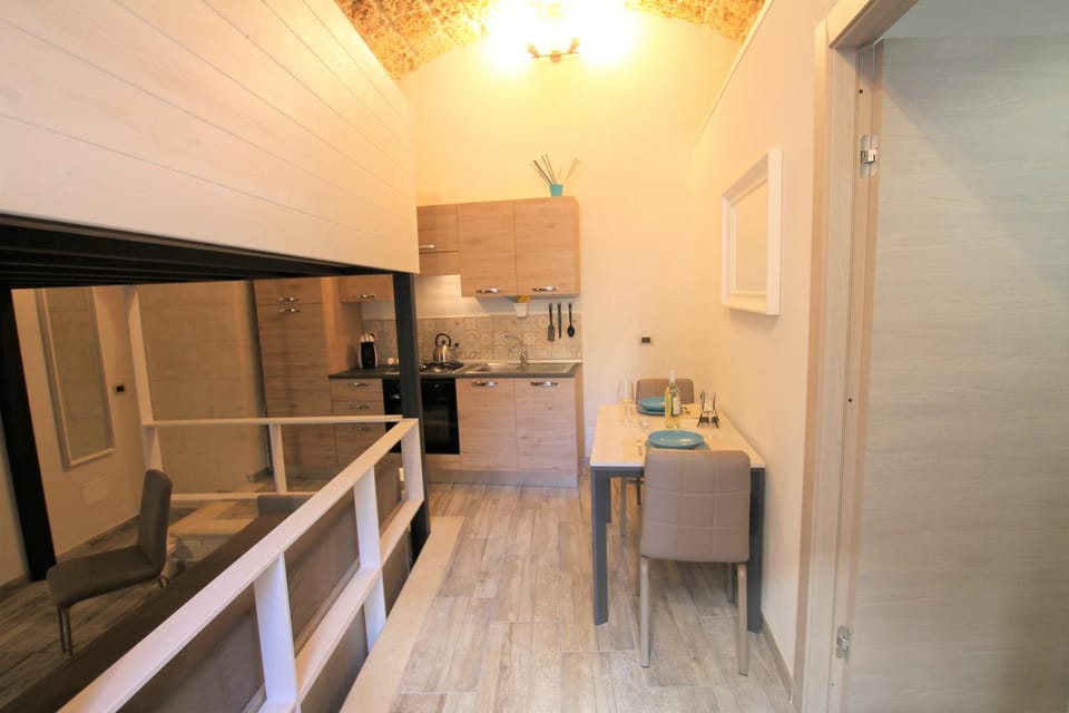 Kitchen or kitchenette, Seating area, Dining area