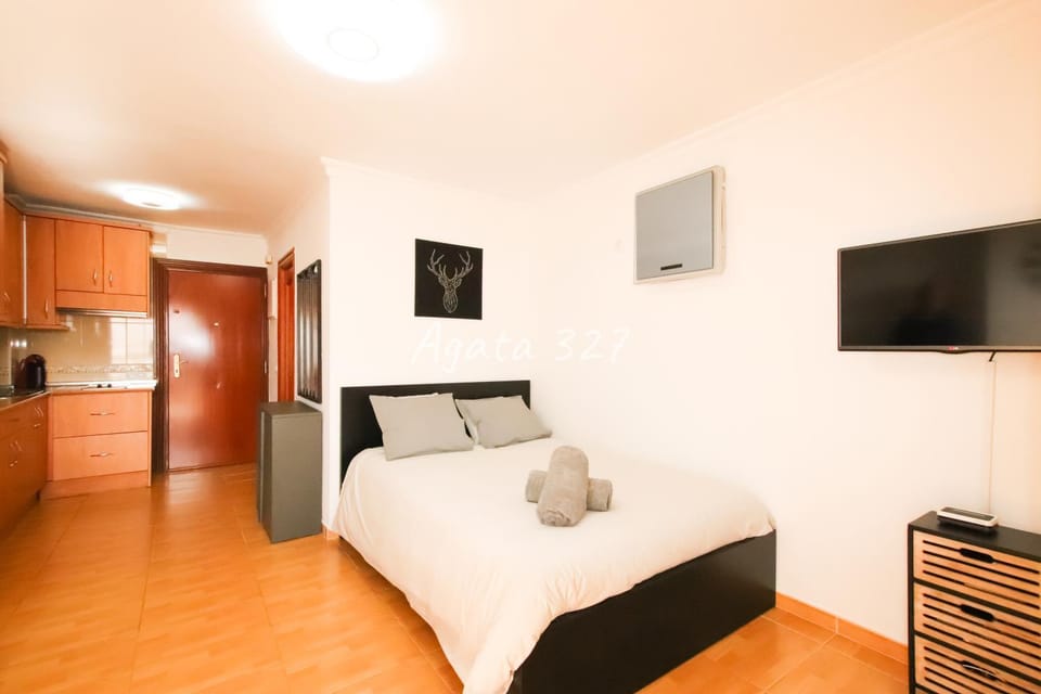 Bed, TV and multimedia, Photo of the whole room, Bedroom