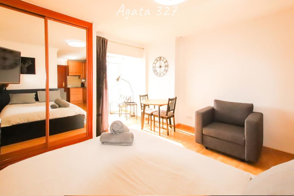 Living room, Photo of the whole room, Seating area