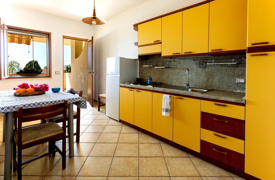 Kitchen or kitchenette, Dining area, stove