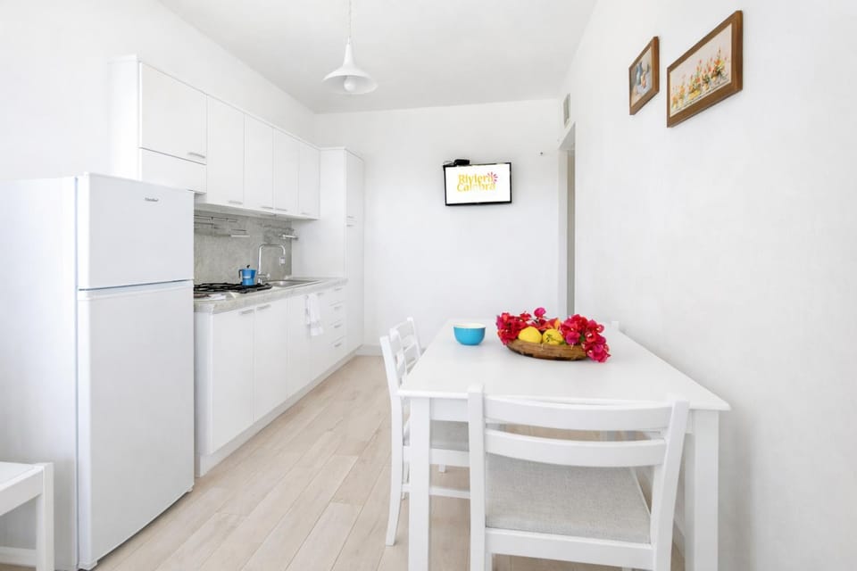 Kitchen or kitchenette, Dining area, stove