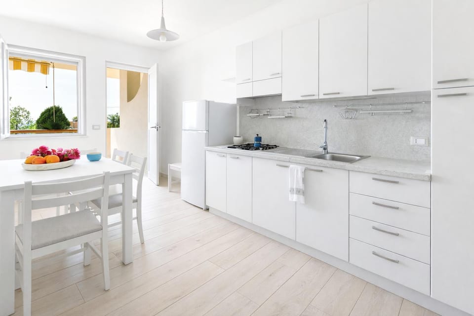 Kitchen or kitchenette, Dining area, stove