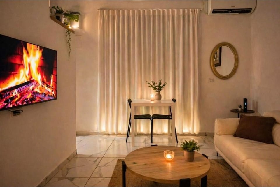 apt with private hot pool Bed and Breakfast in Haifa