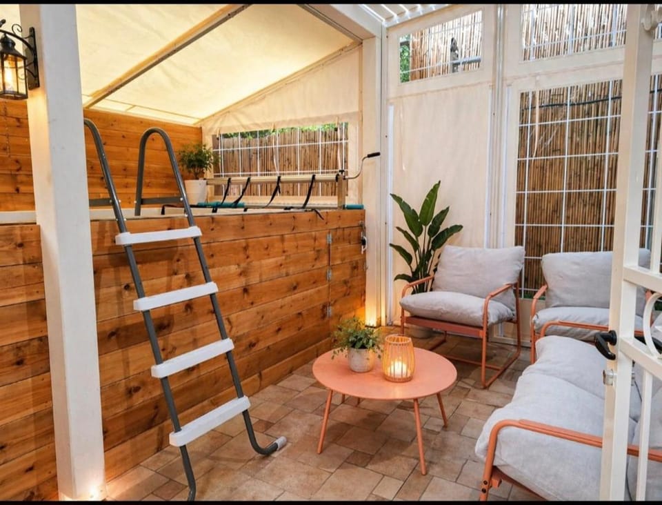 apt with private hot pool Bed and Breakfast in Haifa