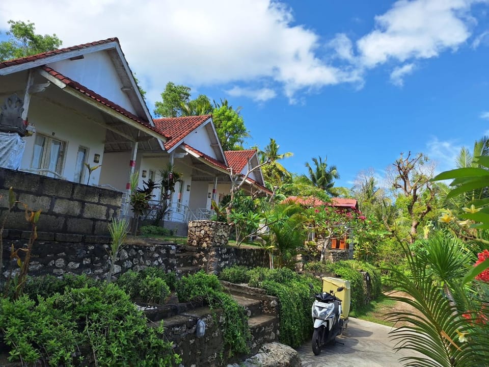 La Colina Bungalow Campground/ 
RV Resort in Nusapenida
