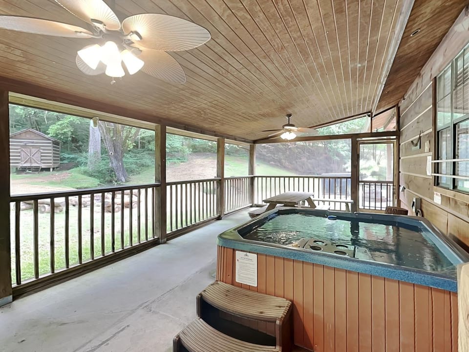 Patio, Natural landscape, Garden, Hot Tub, Garden view