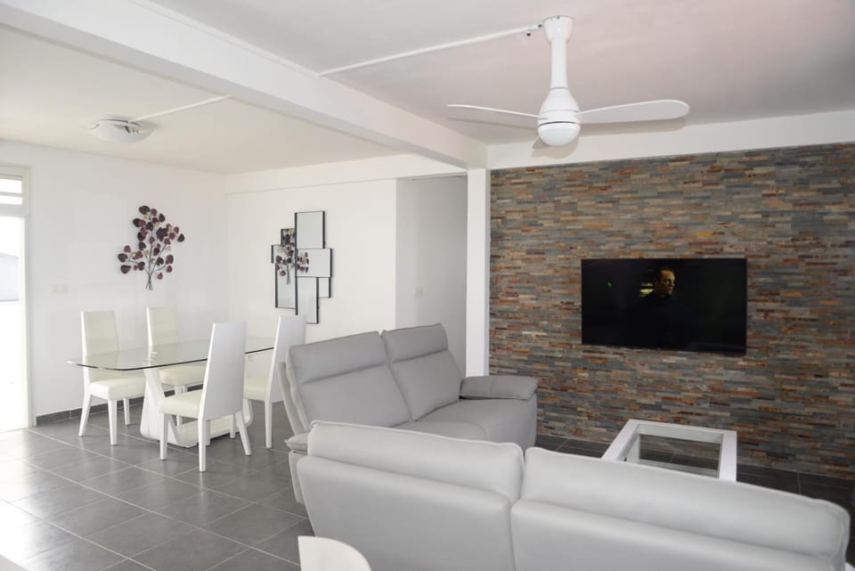 TV and multimedia, Living room, Seating area, Dining area