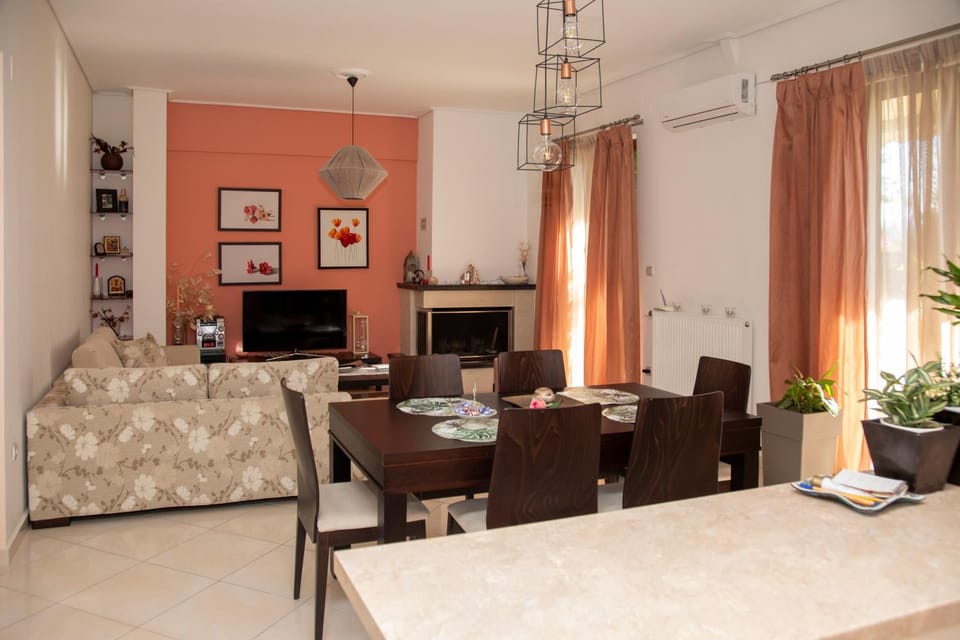 TV and multimedia, Living room, Seating area, Dining area
