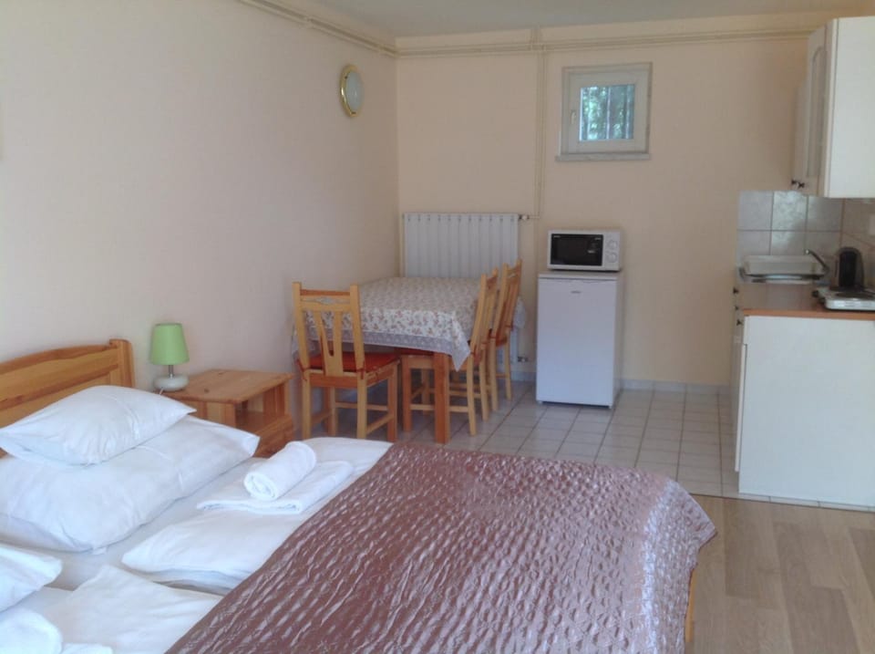 Bed, Kitchen or kitchenette, minibar