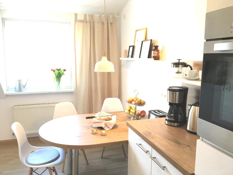 Coffee/tea facilities, Kitchen or kitchenette, Seating area, Dining area