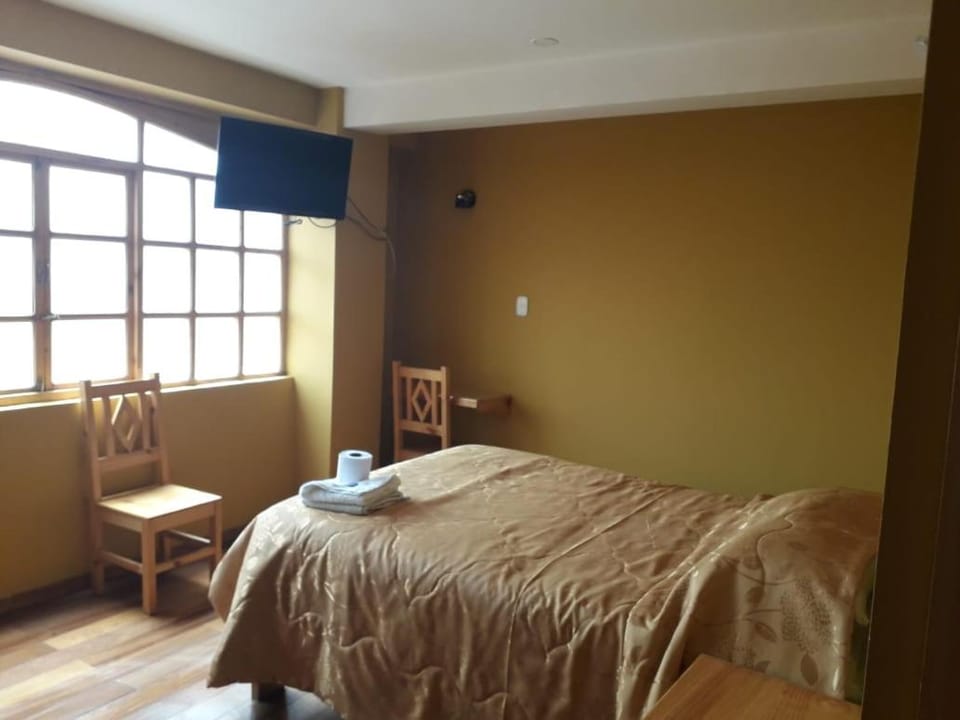 Photo of the whole room, Bedroom