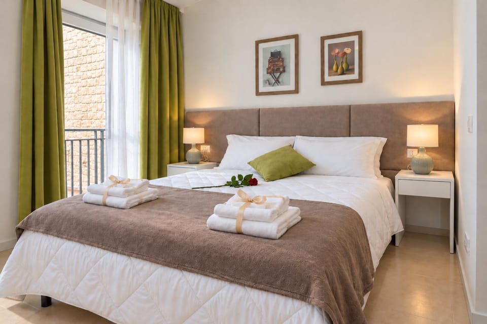 Bed, Photo of the whole room, Bedroom, towels