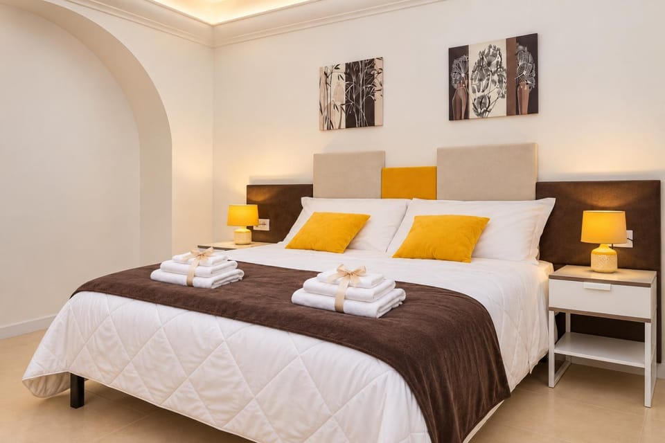 Bed, Photo of the whole room, Bedroom, towels