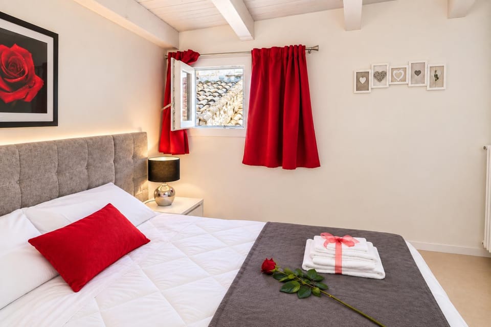 Bed, Photo of the whole room, Bedroom, towels