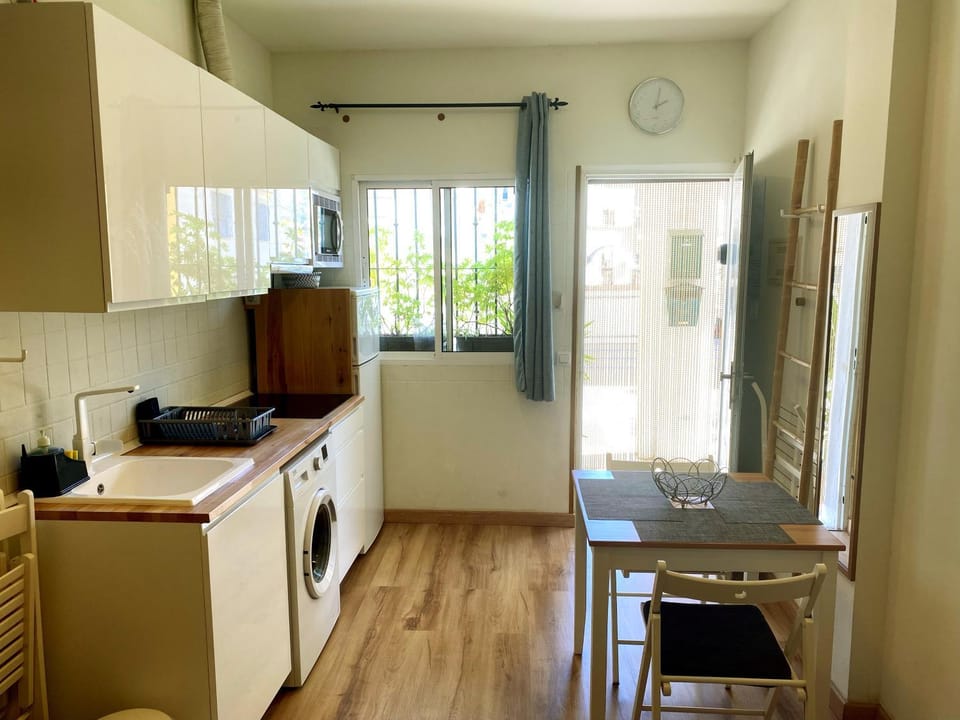 Kitchen or kitchenette, Dining area, stove