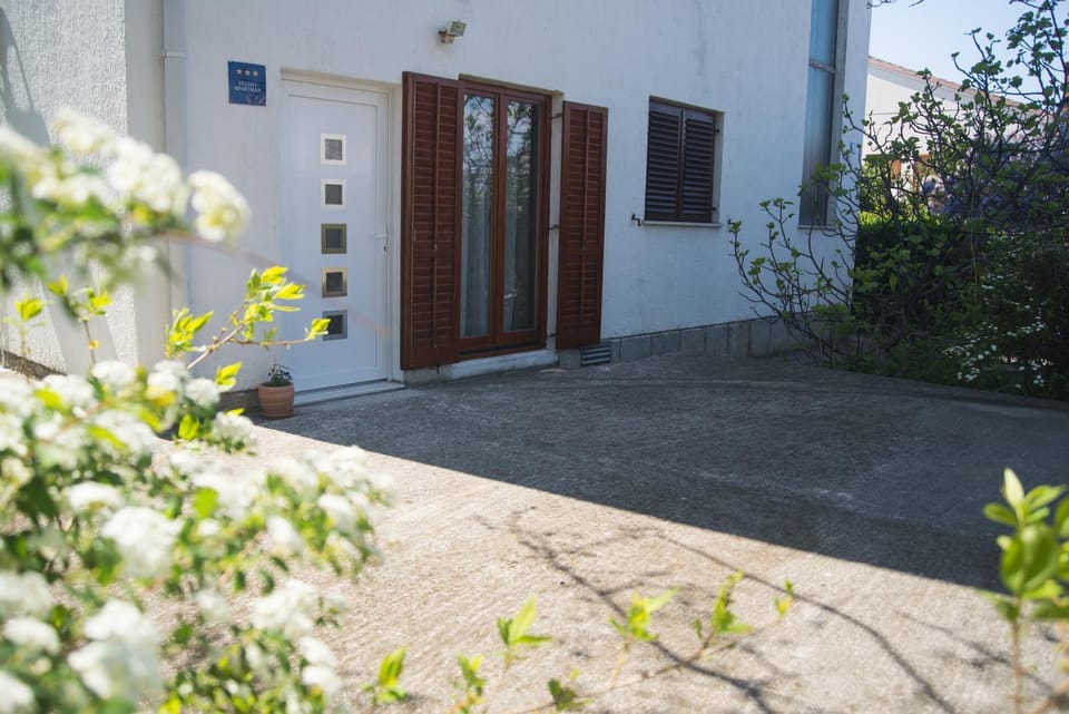 Patio, Facade/entrance