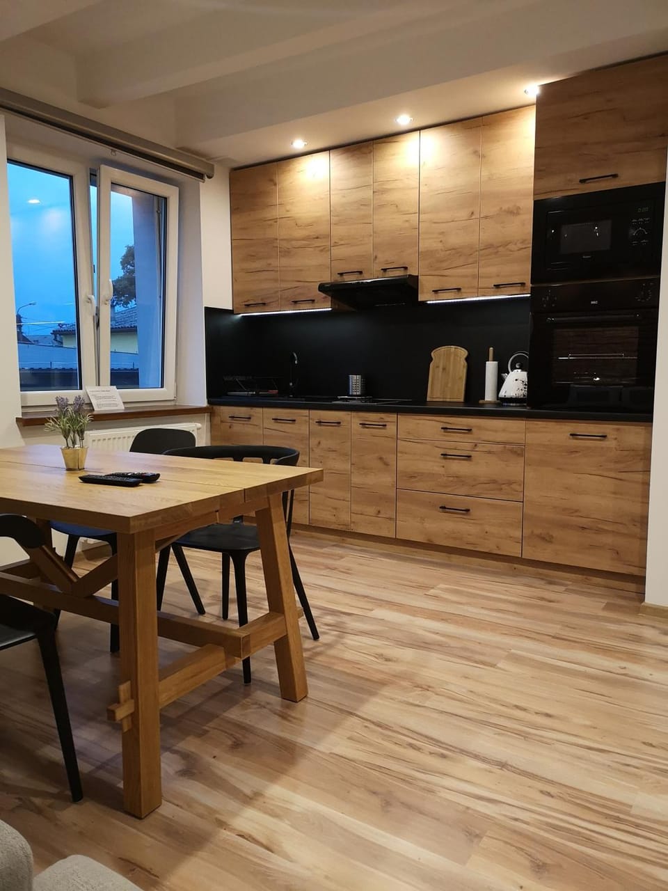 Coffee/tea facilities, Kitchen or kitchenette, Dining area, microwave, oven, stove, kitchen