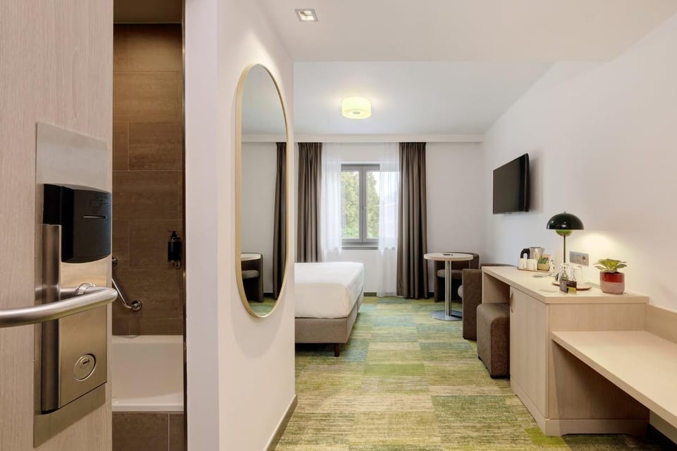 Photo of the whole room, Bedroom