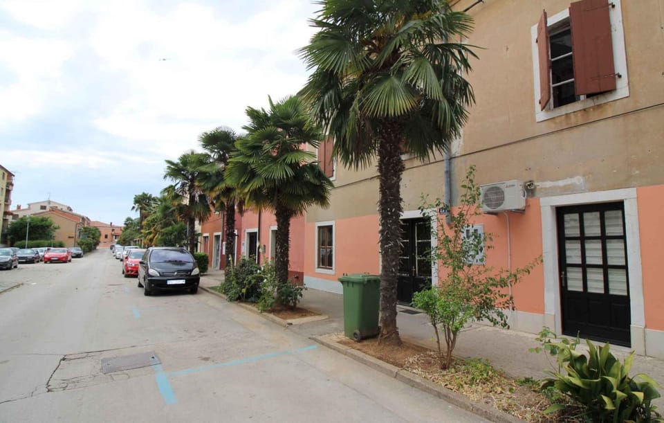 Property building, Summer, Parking