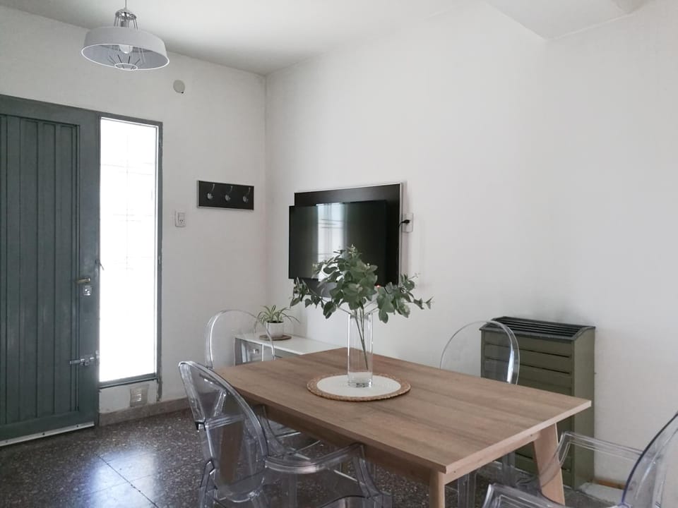 TV and multimedia, Seating area, Dining area