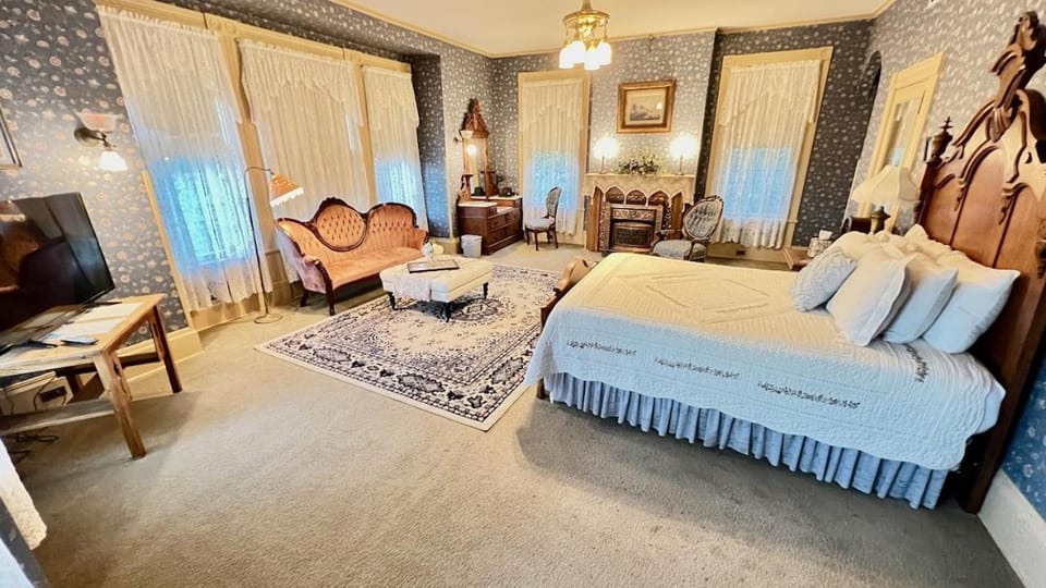 The Hancock House Bed & Breakfast Inn Bed and Breakfast in Dubuque
