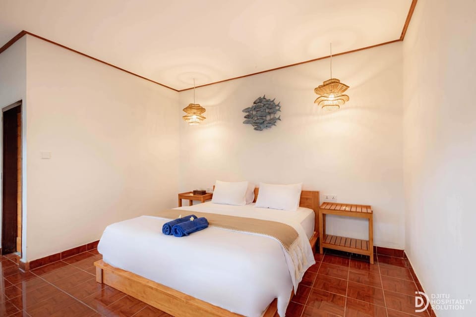 Bed, Photo of the whole room, Bedroom, towels