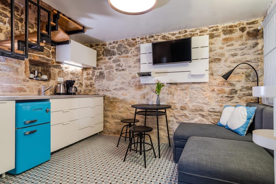 Kitchen or kitchenette, Seating area, Dining area