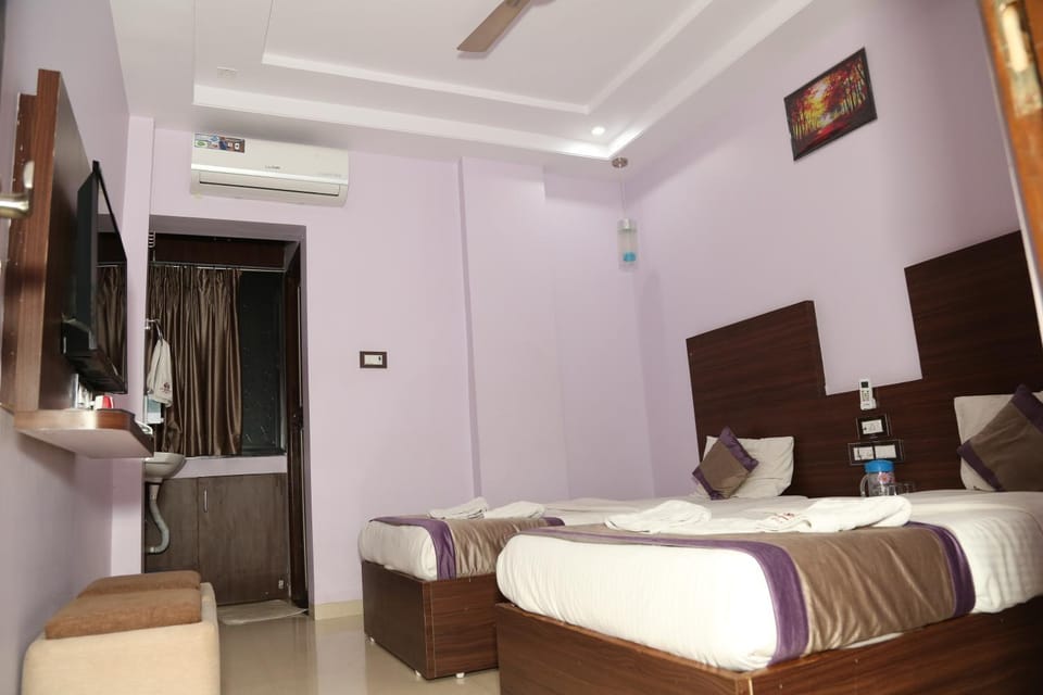 Photo of the whole room, Bedroom, fireplace, air conditioner
