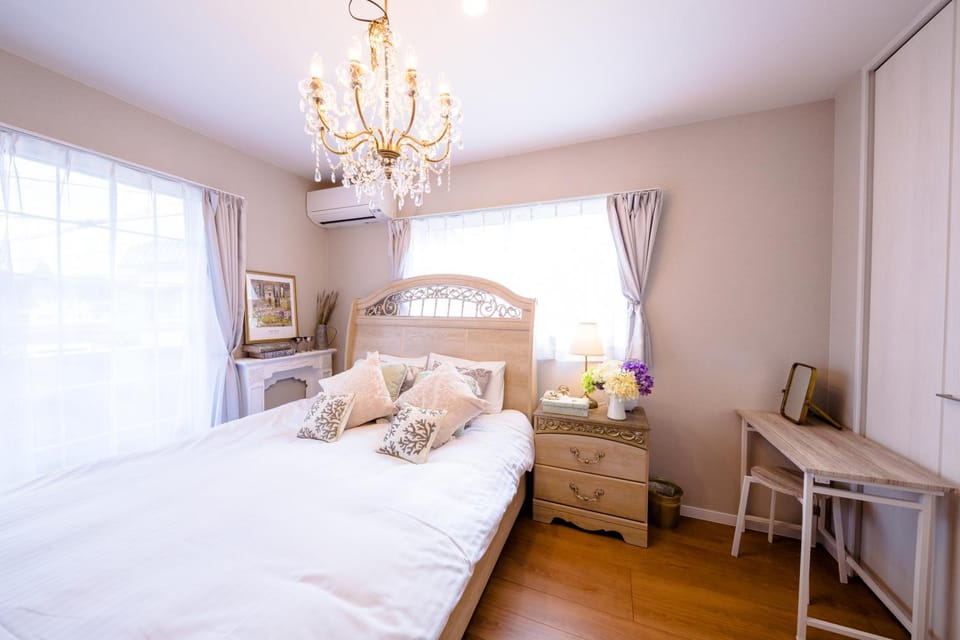 Bed, Seating area, Bedroom