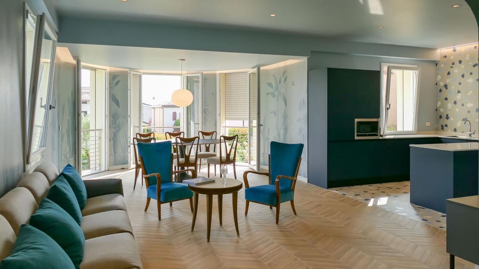 Kitchen or kitchenette, Living room, Seating area, Dining area