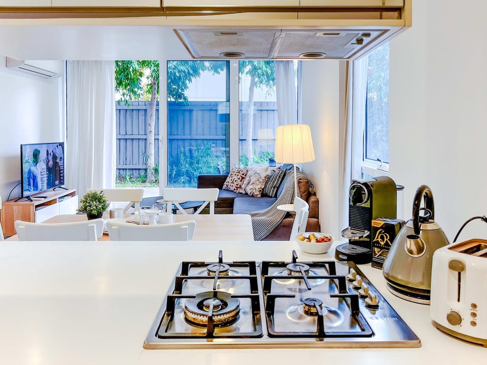 TV and multimedia, Kitchen or kitchenette, Living room, Seating area, Dining area