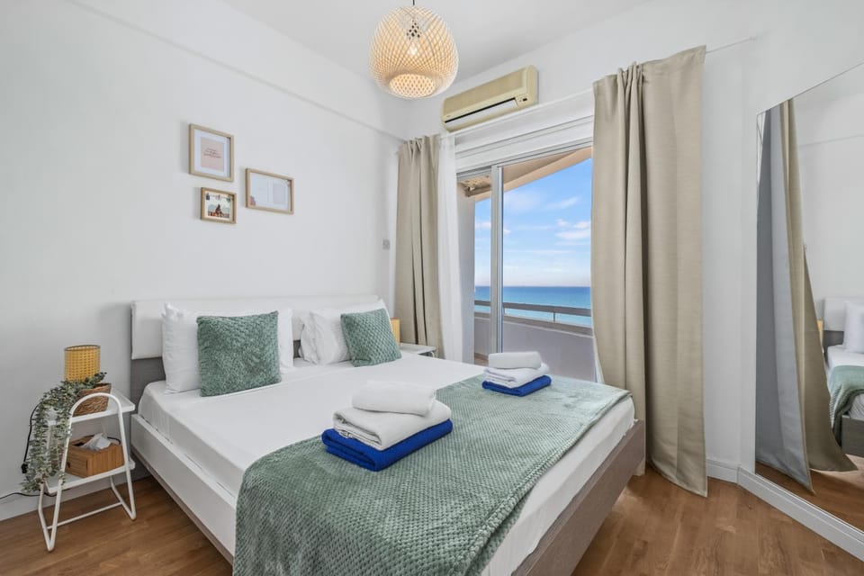 Bed, Photo of the whole room, Decorative detail, Bedroom, Sea view, Sea view, Sunset, hair dryier, towels, air conditioner
