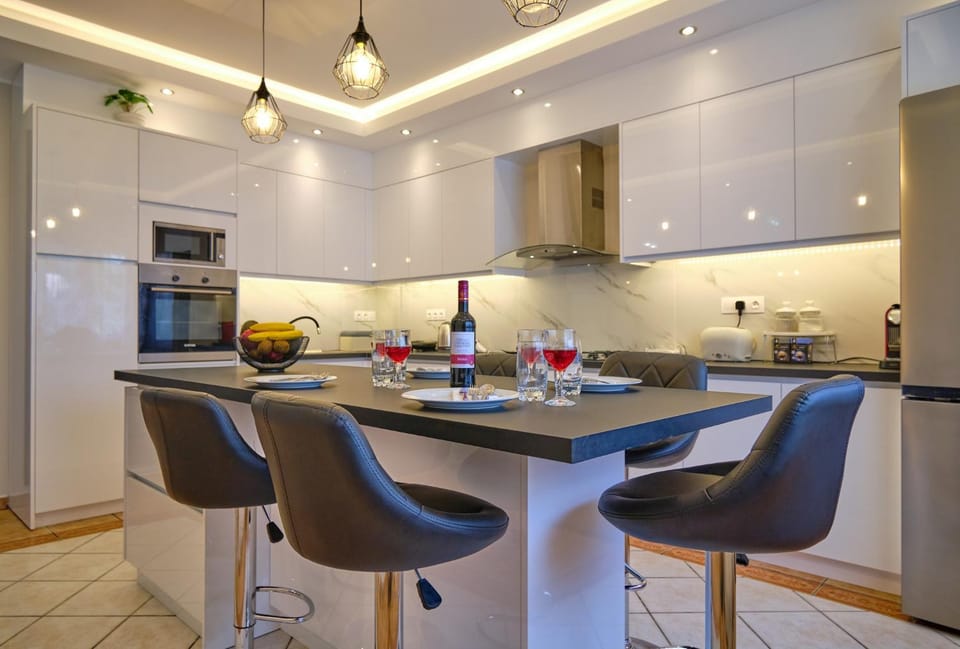 Kitchen or kitchenette, Dining area