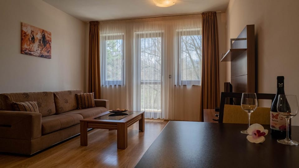 Living room, Seating area, Entertainment, Alcoholic drinks, internet