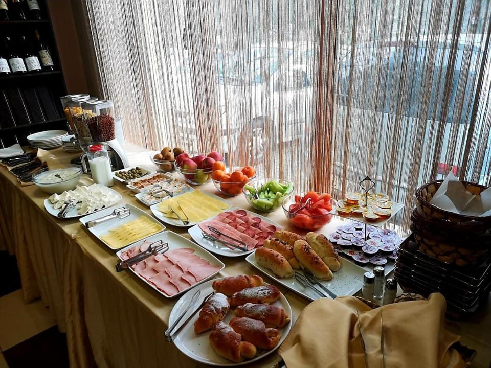 Food and drinks, Food, Continental breakfast, Buffet breakfast, Drinks