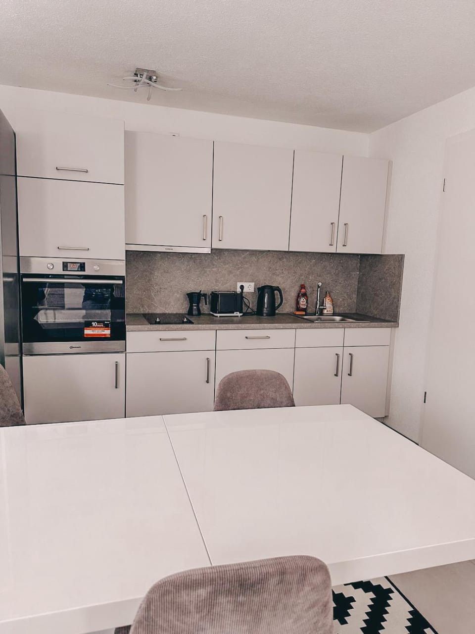 Coffee/tea facilities, Kitchen or kitchenette, Dining area, oven, stove, toaster