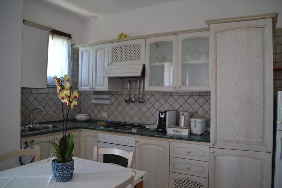 Kitchen or kitchenette, Living room, Seating area, kitchen