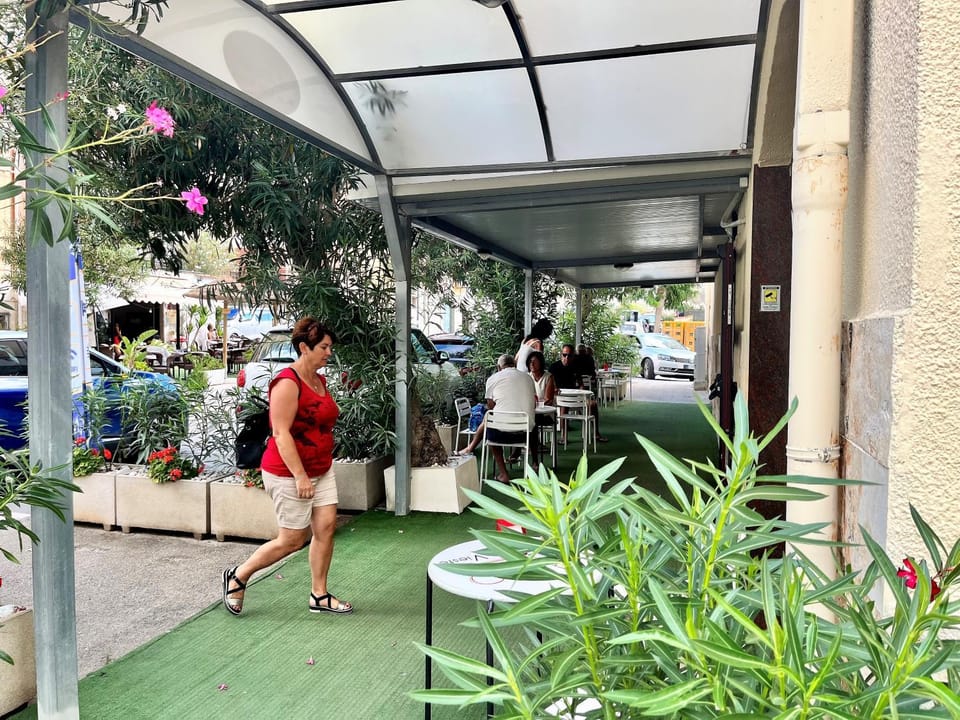 Property building, Patio, Garden, Balcony/Terrace, Lobby or reception, Guests, Guests, Guests, Breakfast