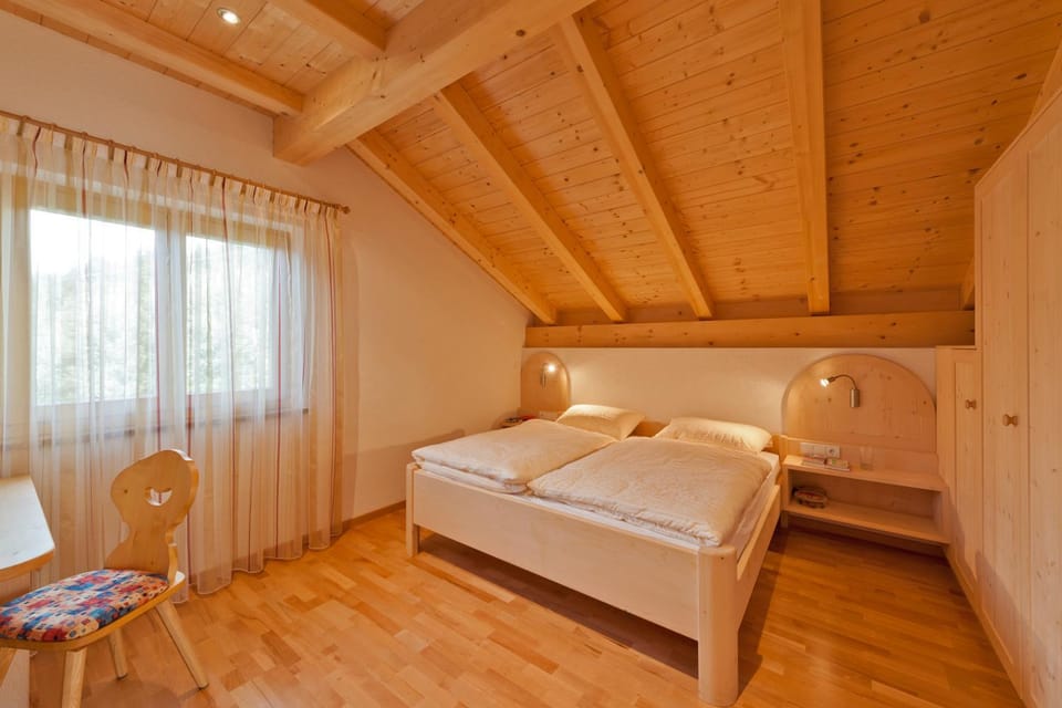 Bed, Photo of the whole room, Seating area, Bedroom