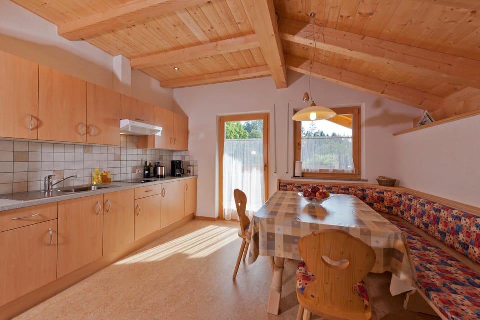 Kitchen or kitchenette, Seating area, Dining area