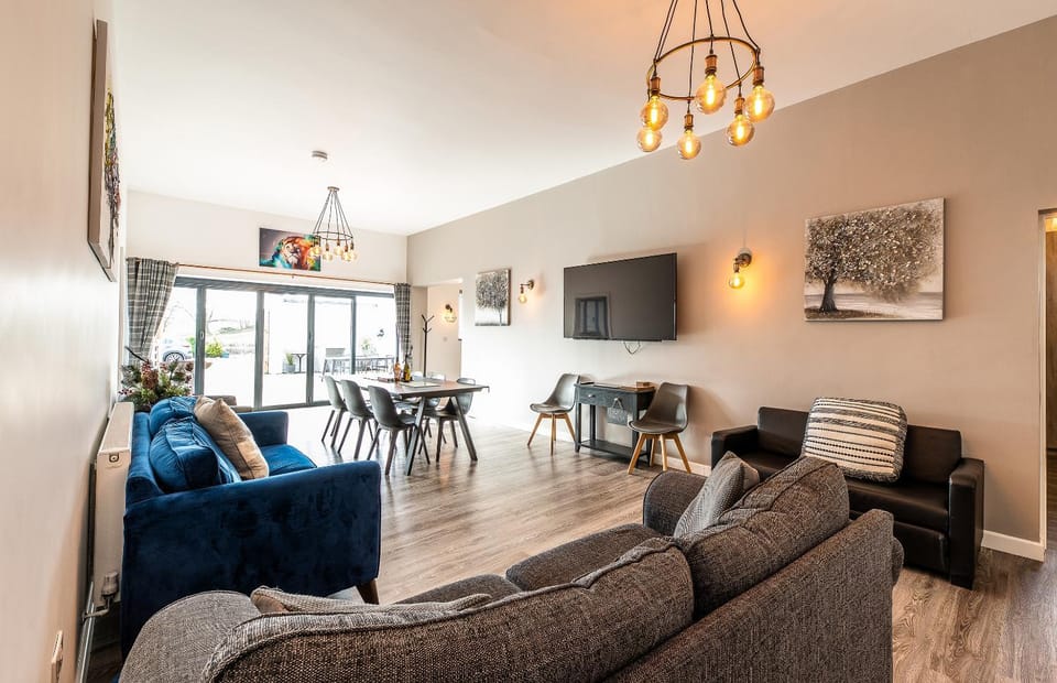 LIONHEART LARGE LUXURY ACCESSIBLE LODGE - Sleeps 12 ,Dog Friendly,Near Sherwood Forest at Fairview Farm Nottingham great for Family Gatherings ,Groups ,Parties House in Newark and Sherwood District