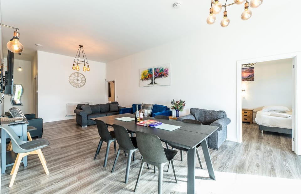 LIONHEART LARGE LUXURY ACCESSIBLE LODGE - Sleeps 12 ,Dog Friendly,Near Sherwood Forest at Fairview Farm Nottingham great for Family Gatherings ,Groups ,Parties House in Newark and Sherwood District