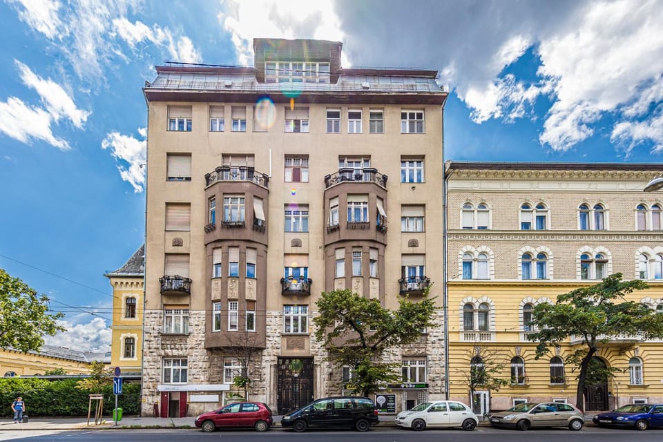 Property building, Neighbourhood