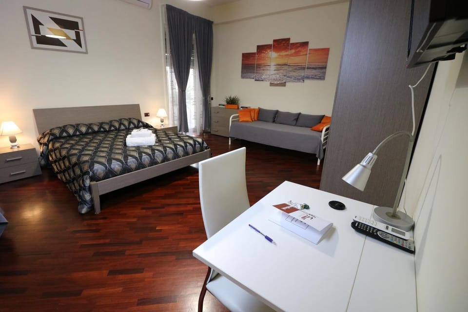 Bed, Coffee/tea facilities, Photo of the whole room, Decorative detail, Bedroom, Family