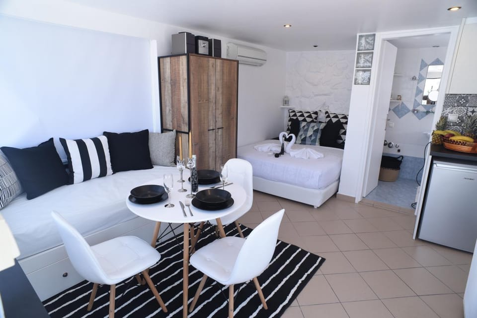 Bed, Seating area, Dining area, Area and facilities